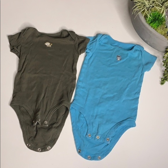 Carter’s 2 Neutral Tone Onesie Bodysuits Animal baby boy bundle 9 months - Picture 1 of 6